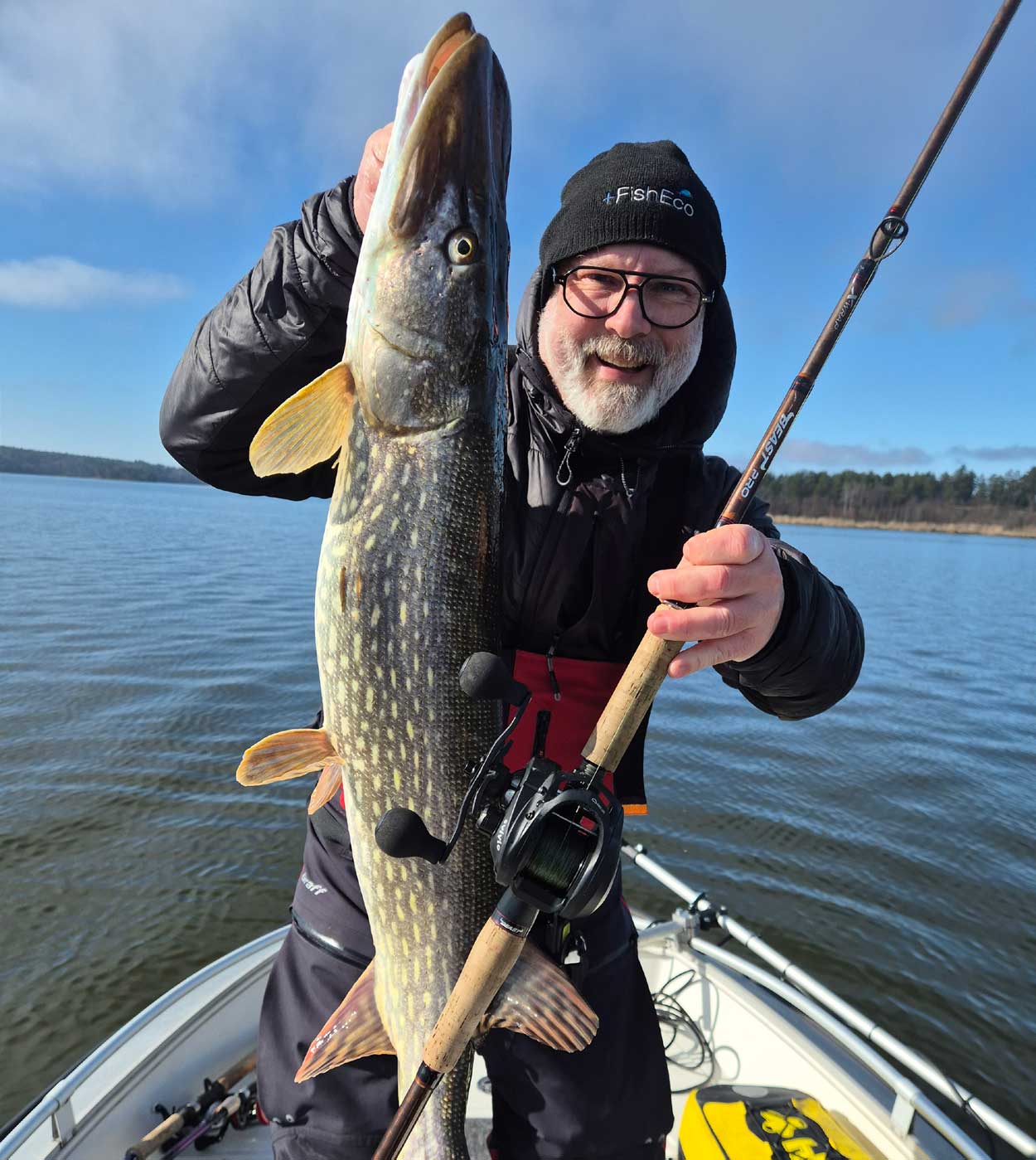 Jan Olsson med gädda fångad på Svivlo Genesis ONE — +MagazineFishEco